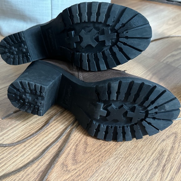 Women’s size 8 brown combat heeled boot. - Picture 5 of 7